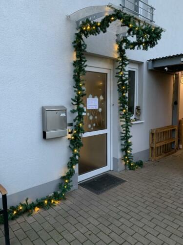 Eingang Weihnachten 2020 bei Tageslicht